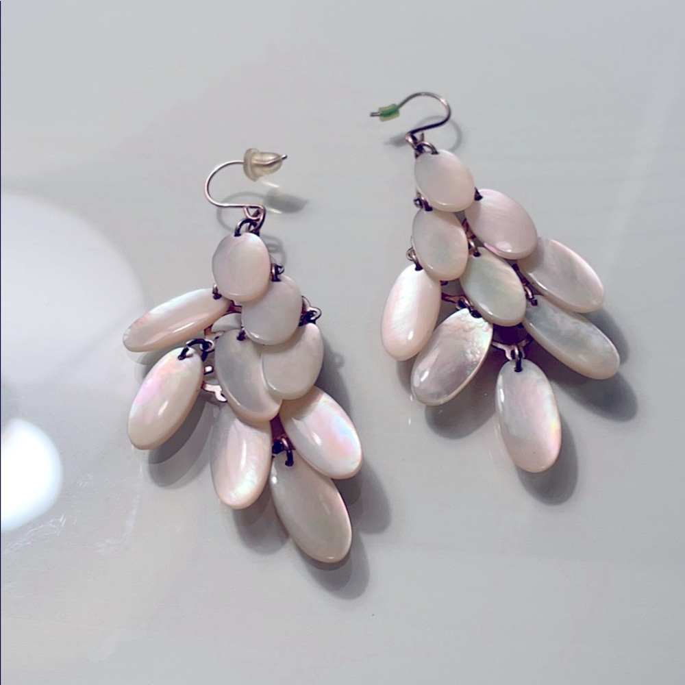 Pearlized mini oval discs dangling earrings